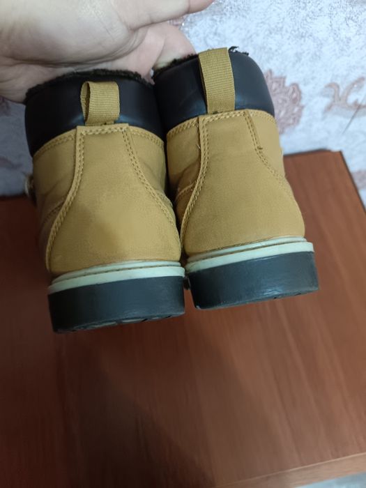 Продам осенние ботинки на мальчика