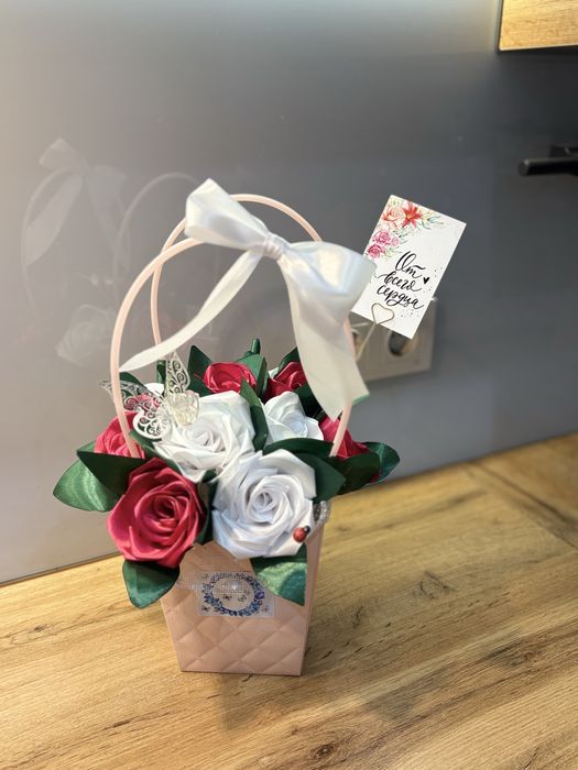 Розы из атласной ленты