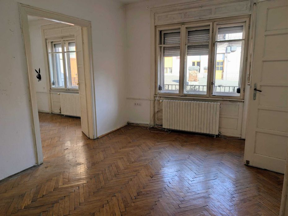 Vand apartament central cu 3 camere pe Str Independentei