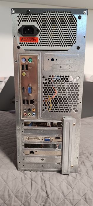 Кутия за компютър с части