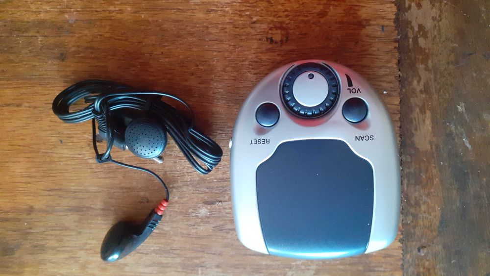 радио малко със слушалки внос от Италия