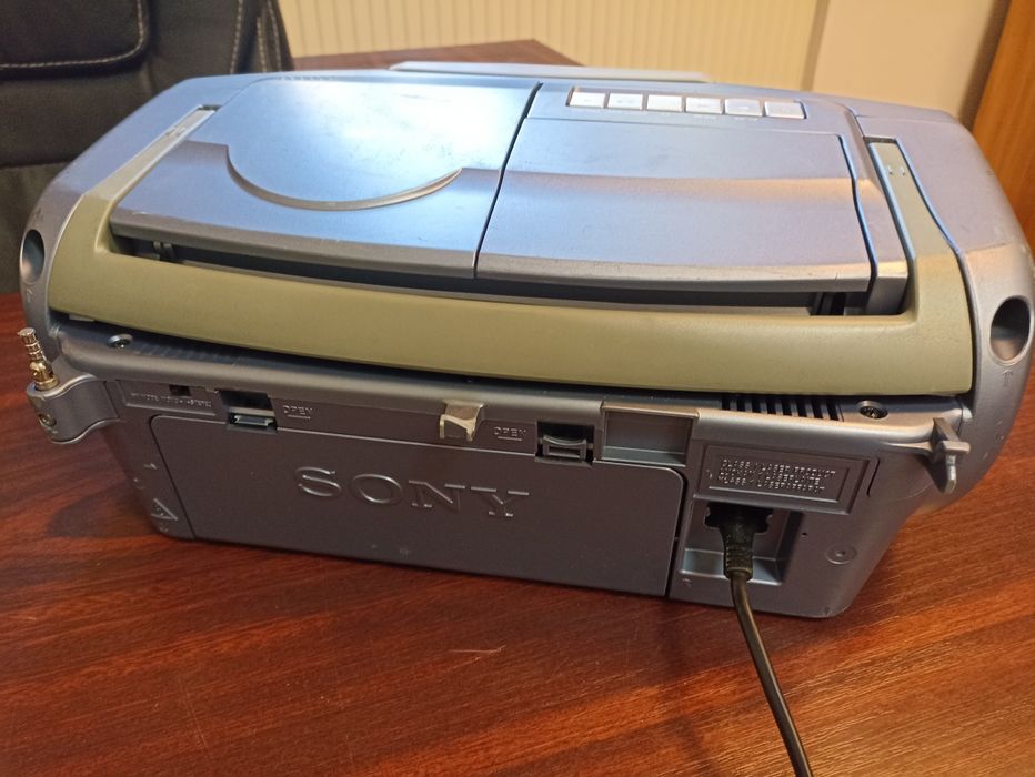 Radio-Casetofon cu CD Sony, model CFD-V7, recondiționat, perfect funcțional.
