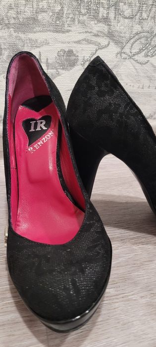 Женские туфли разные.