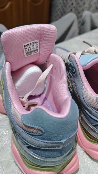 Продам новые кросовки