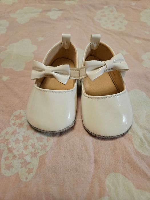 Бебешки бели пантофи
