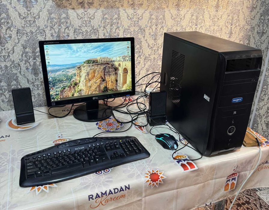 Komplekt kompyuter sotiladi (tayyor ishlash uchun)