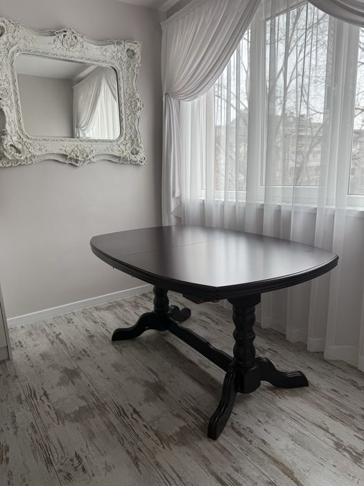 Трапезна маса от масивно дърво