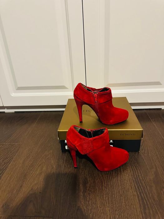 Botine /Ghete numarul 35, cu toc ,rosii , din piele naturala intoarsa