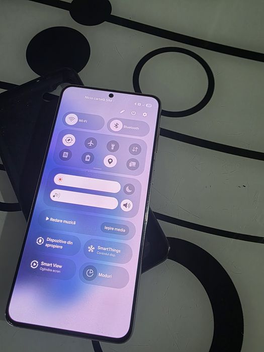 Samsung s21 plus crăpat usor fata spate funcționează impecabil.