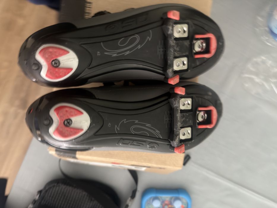 Продавам шосейни шпайкове sidi