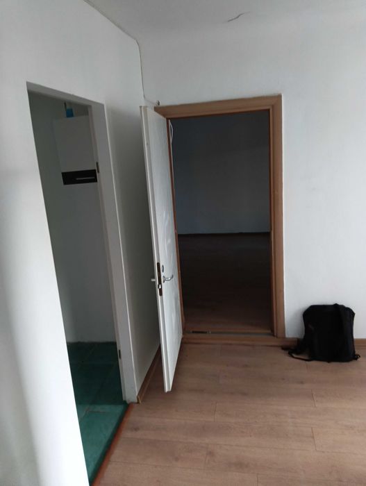 Casă de închiriat în Cluj pe Calea Mănăștur între Fabrica de bere și Luk Oil. Acces direct din stradă sau din curte. Două locuri de parcare.