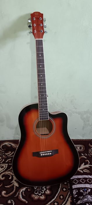 Gitara sotiladi ishlashi yaxshi