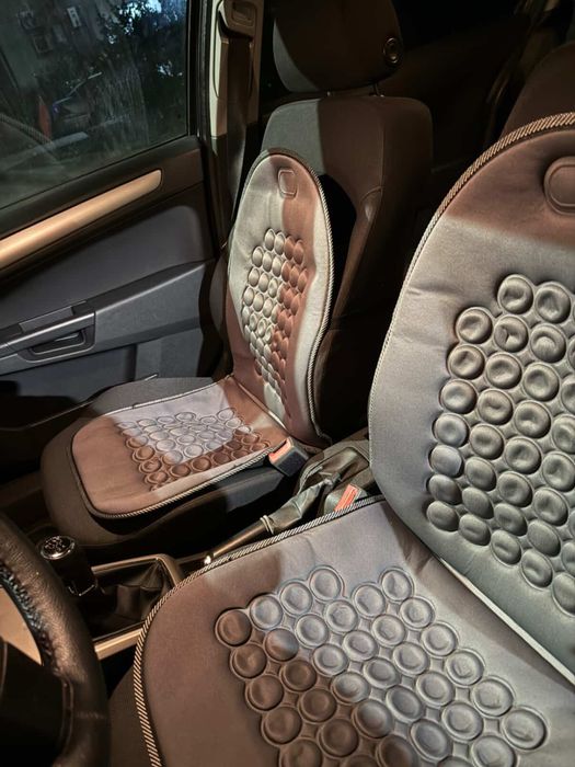 Продавам комплект автомобилни масажиращи подложки за предни седалки.