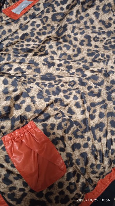 Продаю куртку ветровку