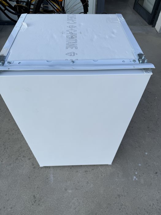 Малък хладилник с камера HotPoint Ariston