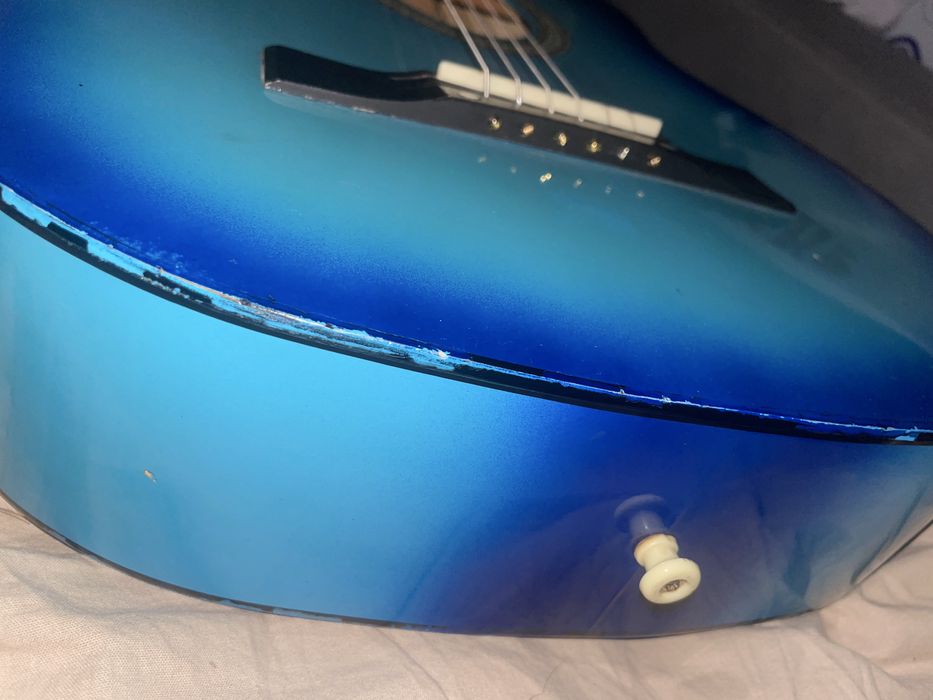 гитара акустическая синего цвета