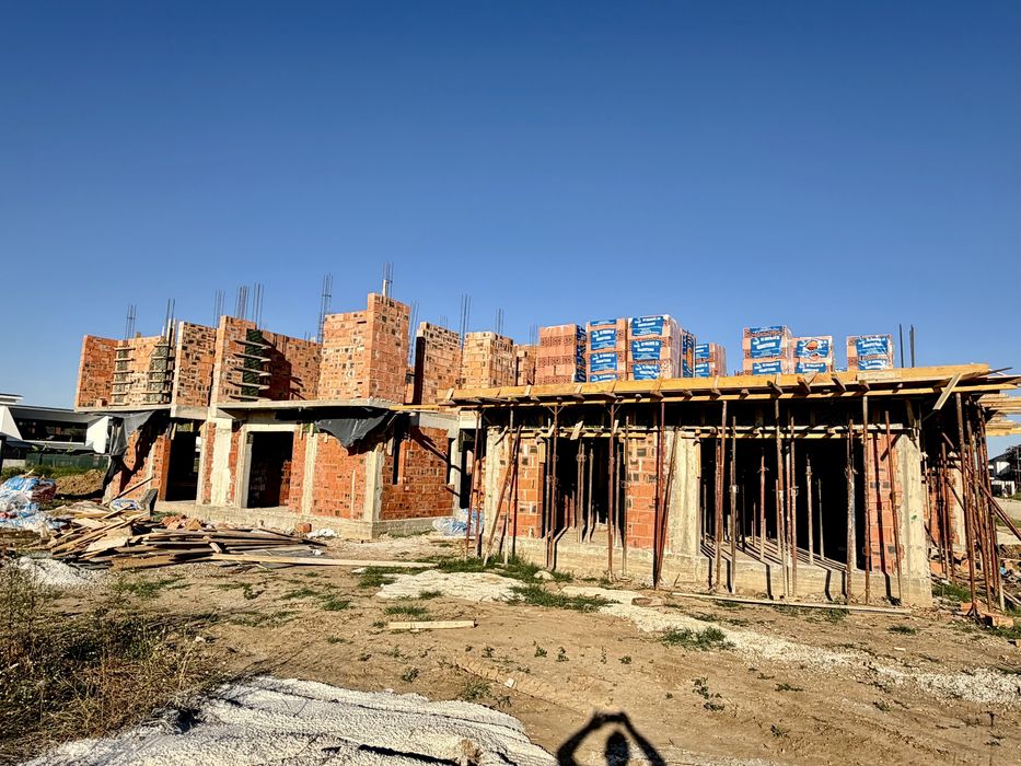 Casa de vanzare P+2, 270mp cu curte 220mp, 5 camere , 4 bai  pe strada Matei Millo, Pipera