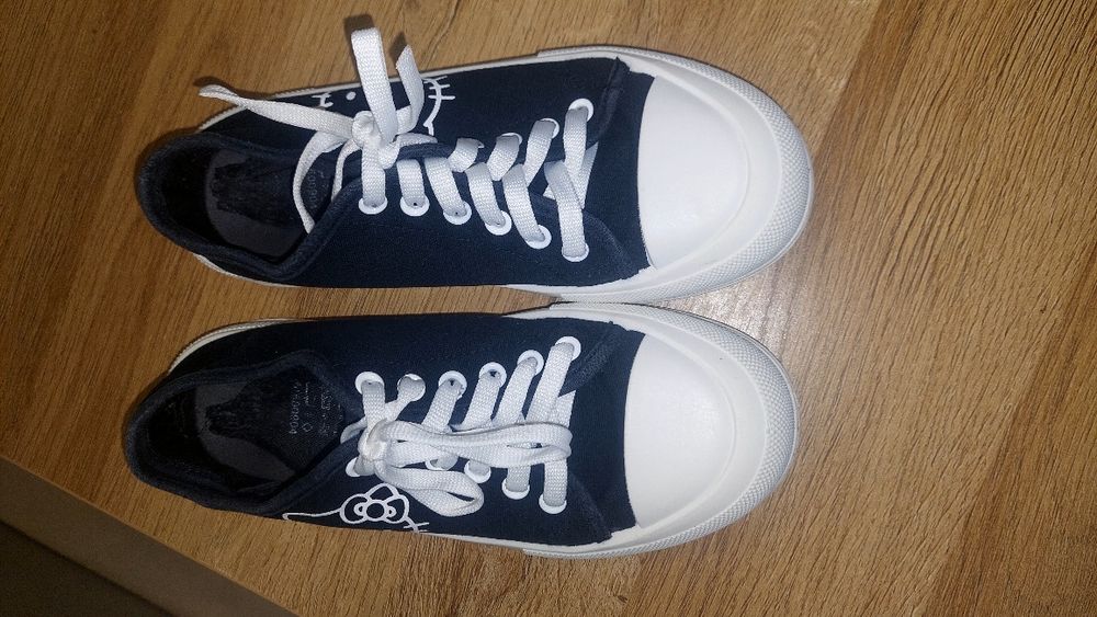 Официални обувки за момиче и кецове