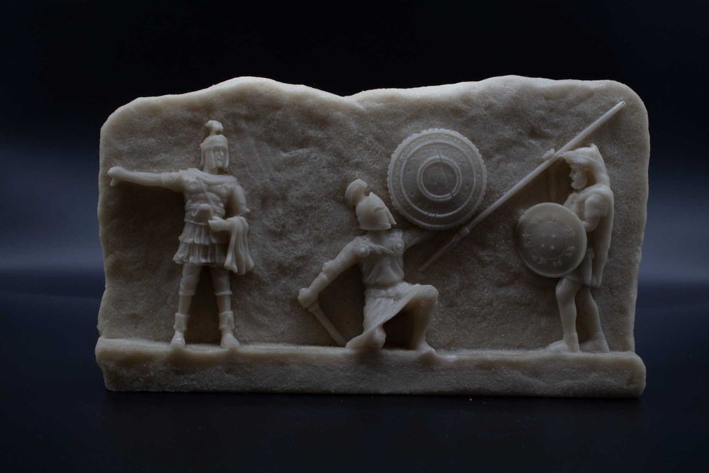 Ръчно изработен мраморен релеф „Антична бойна сцена“ – воини с щитове