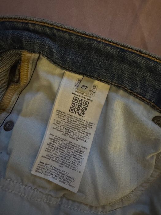 Оригинални дамски дънкови къси панталони Guess, размер UK 27 / EUR 40 (M)