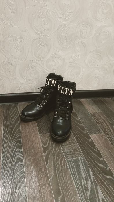 Продам демисезонные женские ботинки