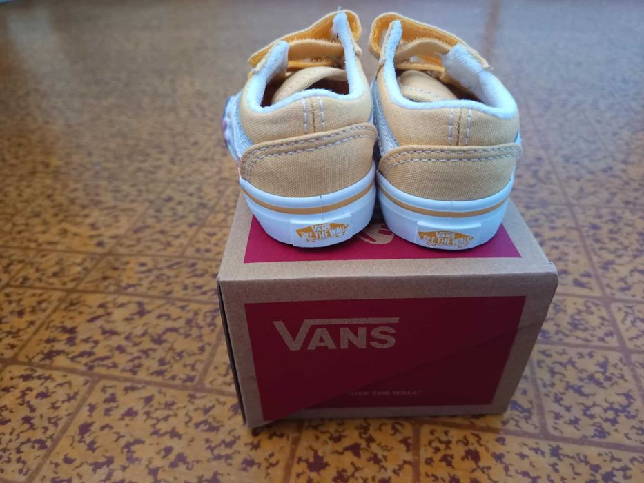 Чисто нови бебешки кецове Vans, с кутията! Размер: 19.