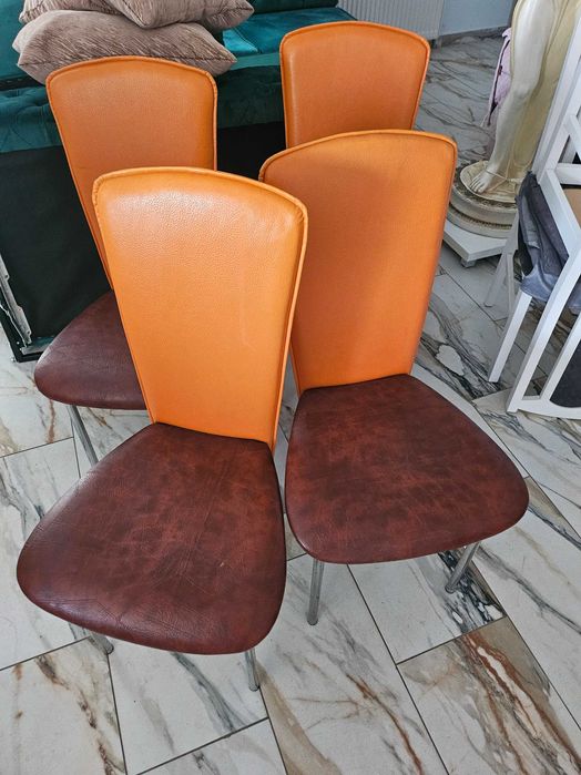 Masa de sticlă cu 4 scaune