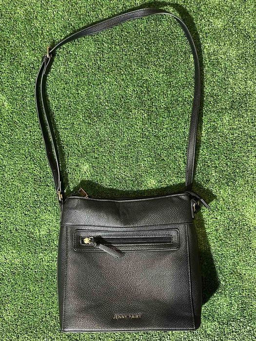 Продавам елегантна черна чанта