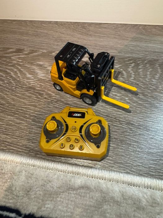 На радиоуправлении вилочный погрузчик