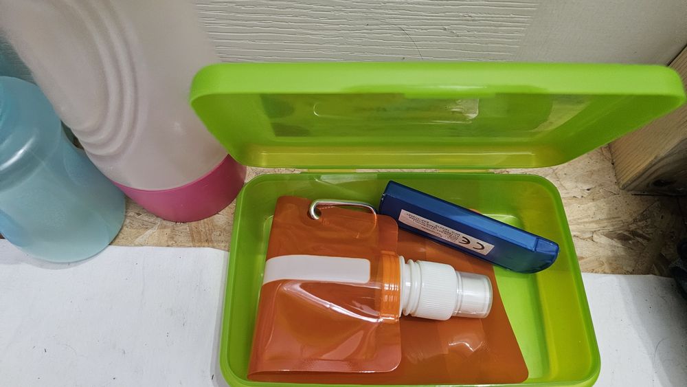 Set 4 Sticle de apa, kit călătorii si cutie depozitare din metal