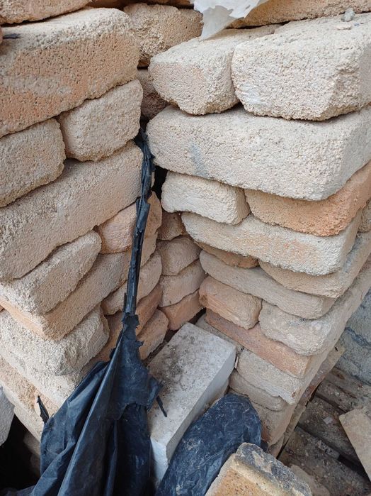 Огнеупорни топлоизолационни тухли + плътни тухли единички