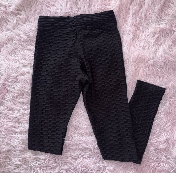 Черен релефен клин