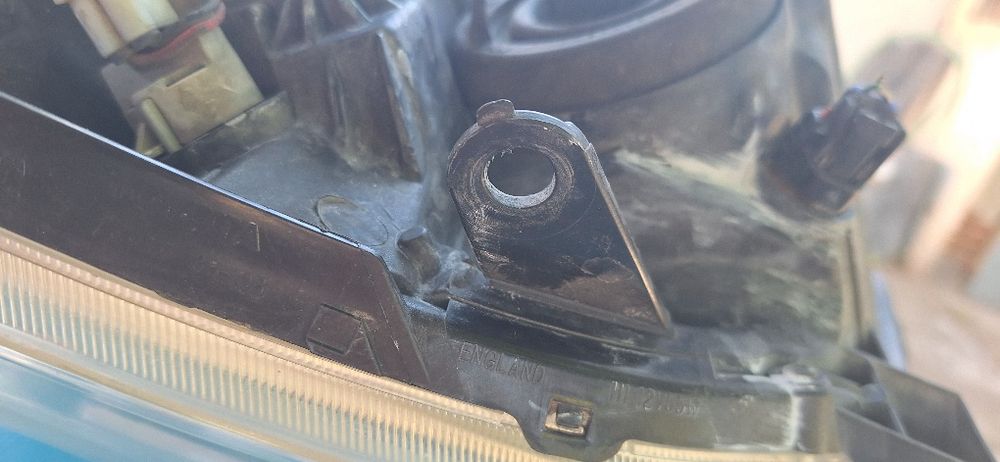 Тойота авенсис десен фар