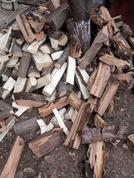 Дрова и уголь в мешках