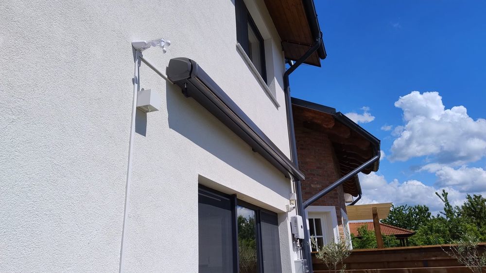 Vând pergola retractabila electric in caseta metalica 4*3 m, cu senzor de vânt și lumina