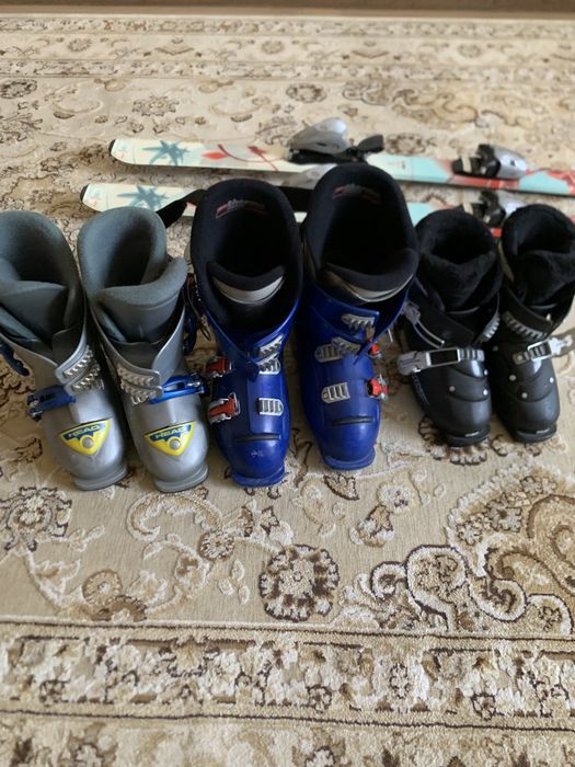 Лыжи и ботинки.