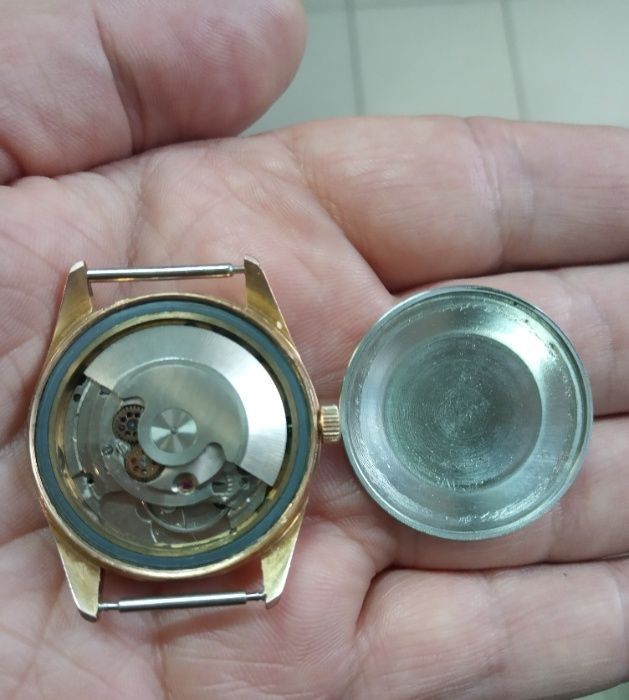 Ceas Cristal Watch Automatic 
Swiss made
25 jewels
Încabloc
Gold plate