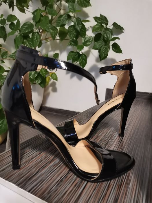 Sandale cu toc subtire si bareta pe glezna