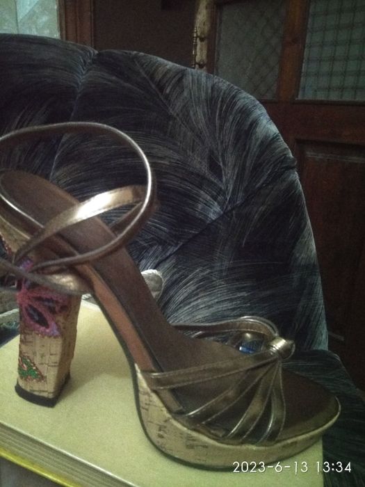 Женские босоножки