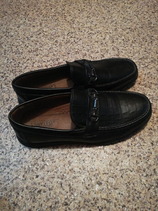 Аяқ киім сатылады