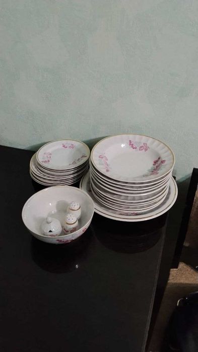 Два столовых сервиза