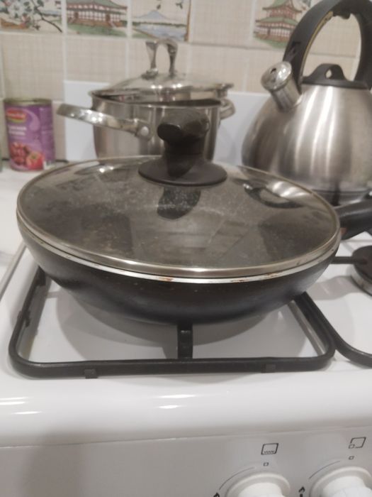 Продам сковороду с крышкой