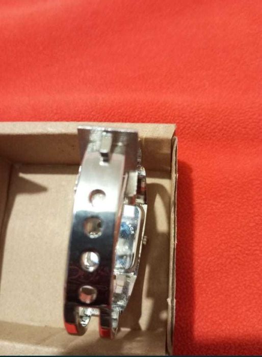 Ceas de dama nou, argintiu cu ecran roz