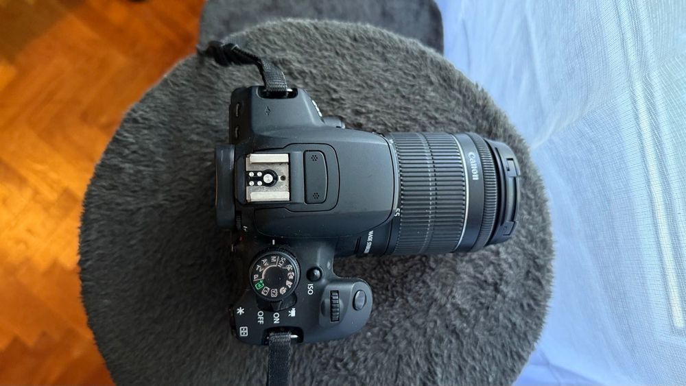 Canon 700D + Canon EF-S 18-55mm f / 3.5-5.6 IS STM
