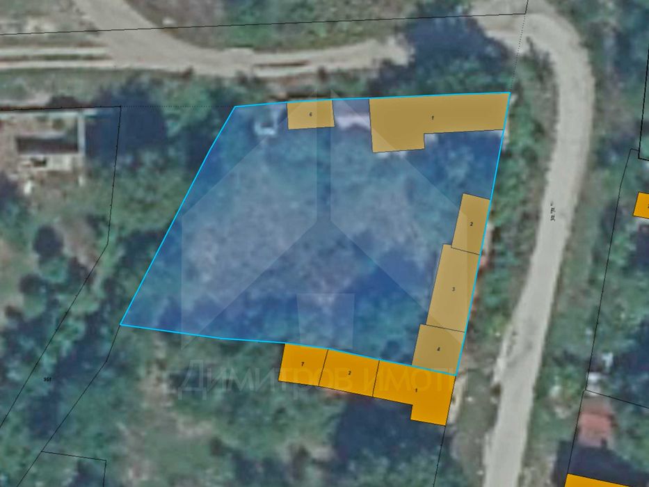 Продава се тухлена къща в гр. Плиска с двор 1200 кв.м. и КЛАДЕНЕЦ.