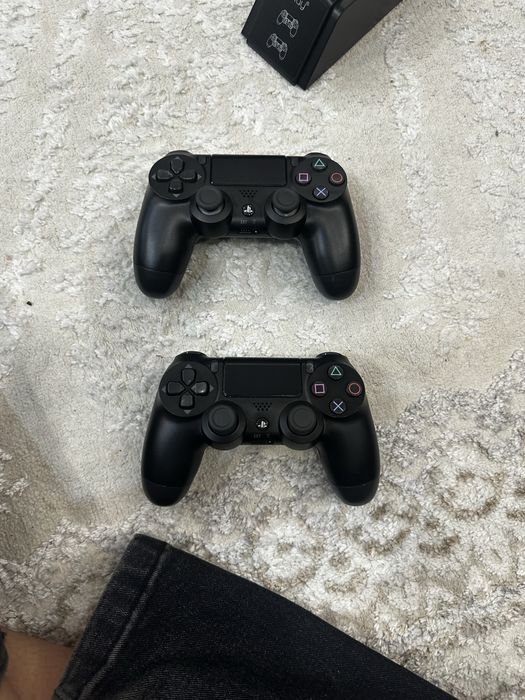 Продам Пс 4 слим 2 оригинал джойстика 5 игр