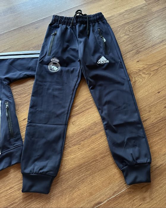 Детски,полиамиден екип Adidas в тъмно синьо с бродирано лого и ципове на джобовете