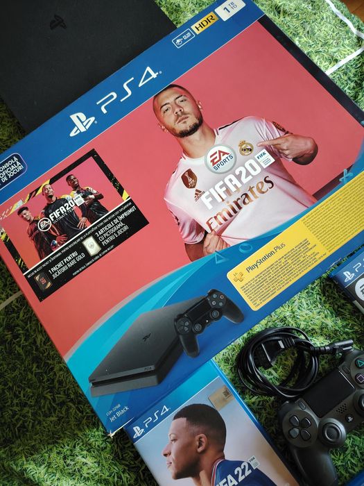 PlayStation 4 Slim 1 TB, 1 controller, 5 games