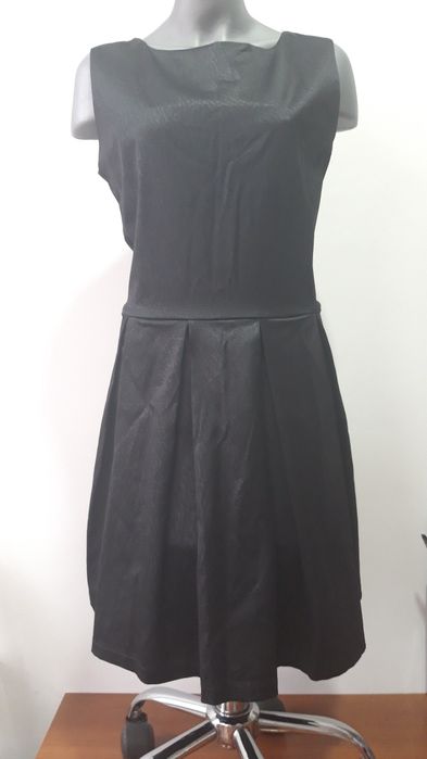 НОВО Дамска черна рокля без ръкав размер Л