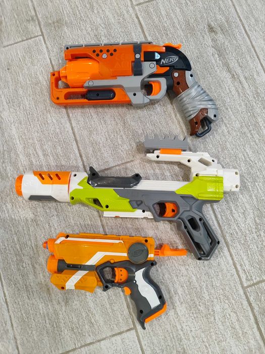 Продавам Нърфове, много запазени, почти като нови.